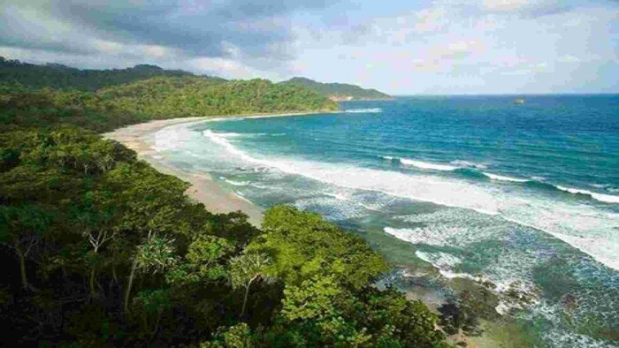 Pantai di Desa Tambakrejo, Kabupaten Malang.