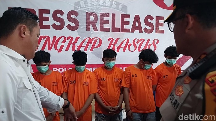 Para pemuda yang menyerang warung kelontong di Jalan Karya. (Finta Rahyuni/detikSumut)