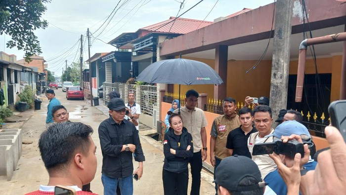 Pasangan Amsakar Achmad dan Li Claudia Chandra yang unggul di Pilkada Batam mengunjungi korban longsor Tiban Koperasi, Sekupang. (Alamudin/detikSumut)