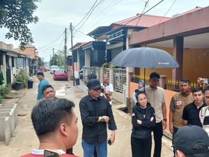 Amsakar-Claudia Bantu Warga Terdampak Longsor di Batam