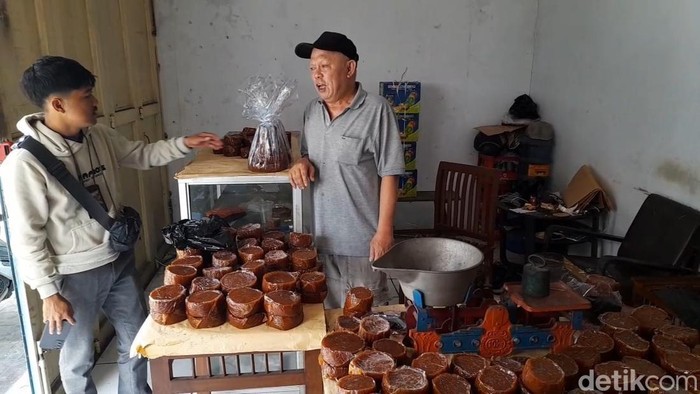Pedagang kue keranjang di Kota Tasikmalaya melayani pembeli.
