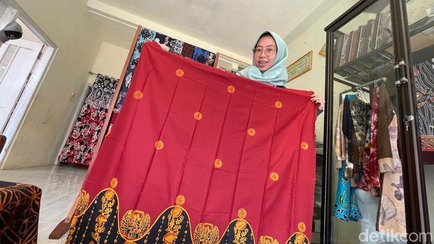 Pekerja saat membuat Batik Garudeya di rumah Batik Mojo Kepanjen, Kabupaten Malang (