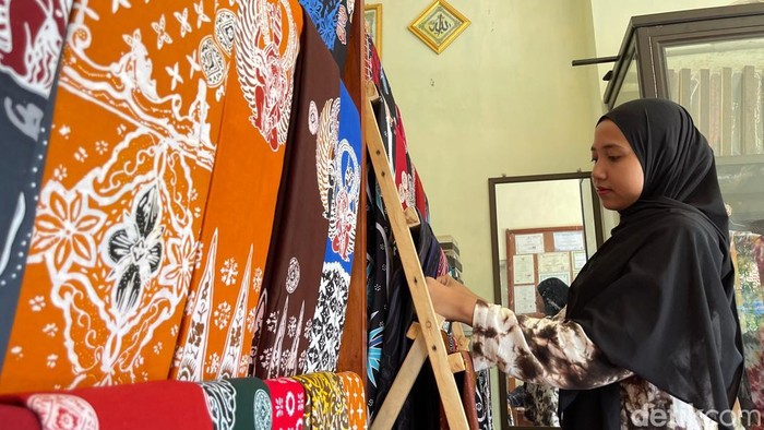 Pekerja saat membuat Batik Garudeya di rumah Batik Mojo Kepanjen, Kabupaten Malang (