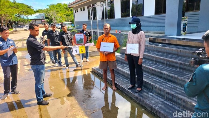 Pelaku memeragakan adegan saat bersama korban di tempat hiburan malam (THM).
