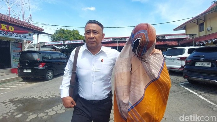Pelaku dibawa petugas