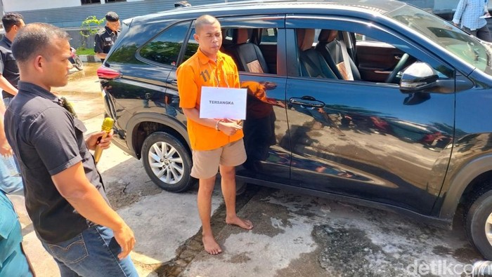 Pelaku pembunuhan oknum anggota TNI AL berinisial A tiba di lokasi rekonstruksi.