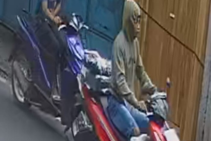 pelaku pencurian terekam CCTV