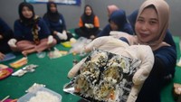 Warga binaan perempuan menunjukkan sushi buatannya di Rumah Tahanan (Rutan) Kelas IIB, Boyolali, Jawa Tengah, Senin (20/1/2025).