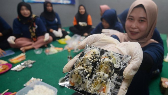 Seorang pelatih mengepalkan nasi saat membuat makanan sushi pada pelatihan untuk warga binaan perempuan di Rumah Tahanan (Rutan) Kelas IIB, Boyolali, Jawa Tengah, Senin (20/1/2025).Pelatihan pembuatan makanan yang digelar oleh Rutan Kelas IIB Boyolali bekerja sama dengan Fakultas Psikologi Universitas Muhammadiyah Surakarta itu bertujuan untuk memberikan bekal kemampuan di bidang kuliner bagi warga binaan perempuan setelah bebas dari masa tahanan. ANTARA FOTO/Aloysius Jarot Nugroho/rwa.