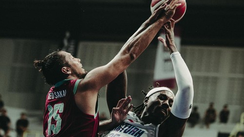 Pemain Bali United Basketball, Reo Sakai (jersey merah) mencoba merebut bola dari pemain Amartha Hangtuah dalam pekan ke-2 IBL 2025 di GOR Merpati, Denpasar, pada Rabu (15/1/2025). (IST)