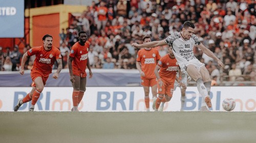 Pemain Bali United, Boris Kopitovic, saat mengeksekusi tendangan penalti ke gawang Semen Padang di Stadion Haji Agus Salim, Padang, Senin (20/1/2025). (Foto: Dok. Bali United)