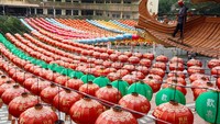 Pemasangan lampion untuk menyambut perayaan Imlek pada 29 Januari 2025. 