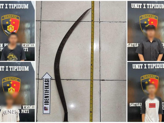 Empat dari 6 pelaku pembacokan jalan Pati-Juwana, Pati, dan barang bukti sebilah sajam. Foto diunggah Senin (20/1/2025).