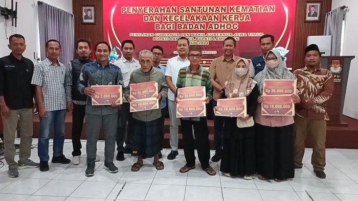 Pemberian santunan ke petugas badan ad hoc KPU Lamongan diberikan hari ini. Santunan diberikan ke petugas KPU yang meninggal atau mengalami kecelakaan kerja.