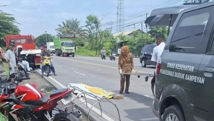 Evakuasi jenazah pemotor Honda CBR tewas terlindas truk di Gresik