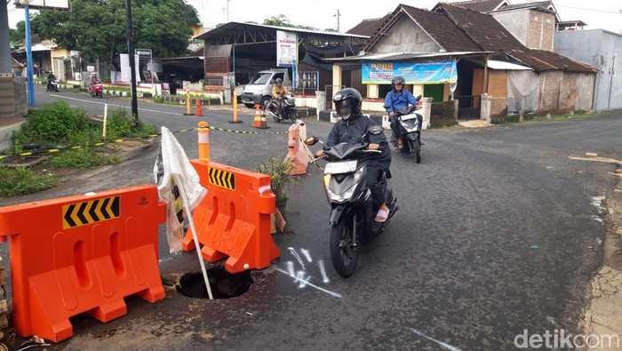 Penampakan lubang menganga di Jalan Pisang, Boyolali, Senin (20/1/2025).