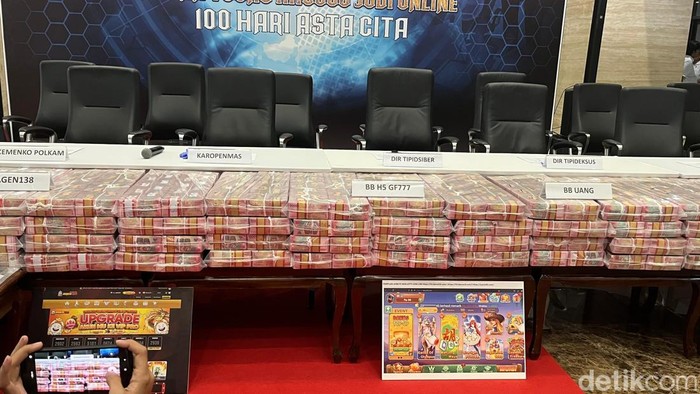 Penampakan uang Rp 61 M hasil penyitaan aset pada pengungkapan tiga kasus judol sindikat internasional. Foto: Ondang/detikcom.