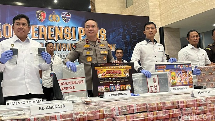 Penampakan uang Rp 61 M hasil penyitaan aset pada pengungkapan tiga kasus judol sindikat internasional. Foto: Ondang/detikcom.