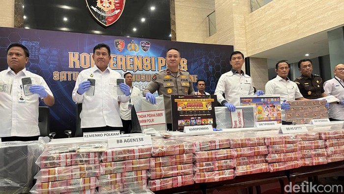 Penampakan uang Rp 61 M hasil penyitaan aset pada pengungkapan tiga kasus judol sindikat internasional. Foto: Ondang/detikcom.