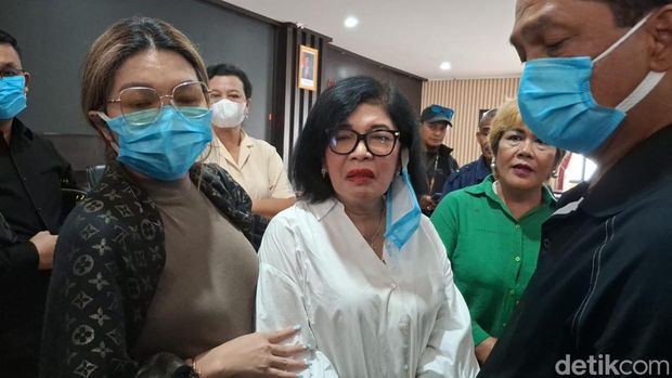 Pengacara Farida Felix berbaju putih mengaku kaget mengetahui putranya, Abraham Michael membunuh satpam di rumahnya di Kota Bogor.