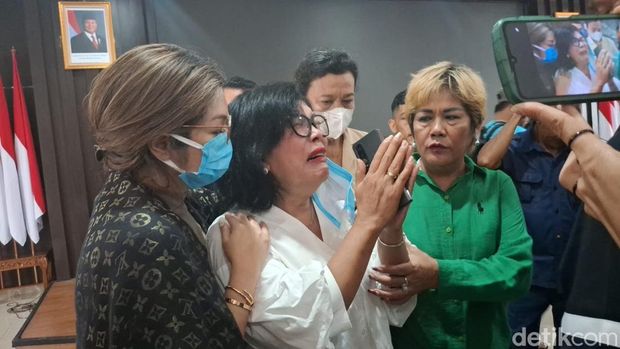 Pengacara Farida Felix berbaju putih mengaku kaget mengetahui putranya, Abraham Michael membunuh satpam di rumahnya di Kota Bogor.