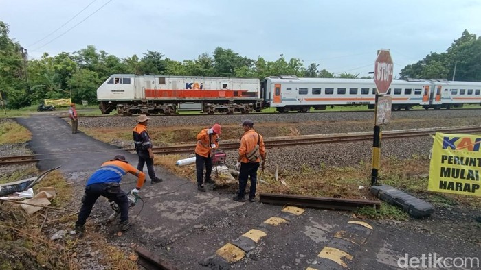 Penutupan perlintasan sebidang tanpa palang pintu di Dusun Tapen, Argosari, Sedayu, Bantul, Senin (20/1/2025).
