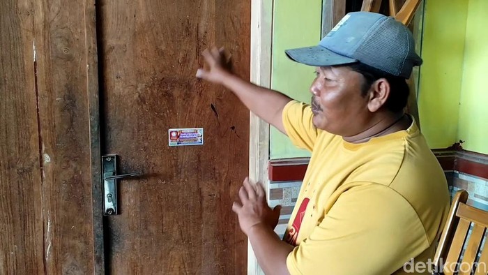 Kerabat korban saat menunjukan lokasi pencurian warga Sukolilo Pati, Senin (20/1/2025).
