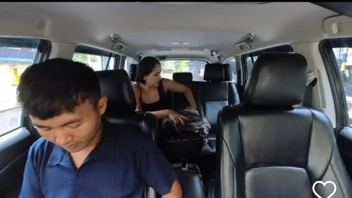 Perempuan Kolombia bercerita kepada drivernya di dalam mobil karena diminta duit Rp 200 ribu oleh polisi saat melapor. (Tangkapan layar video viral)
