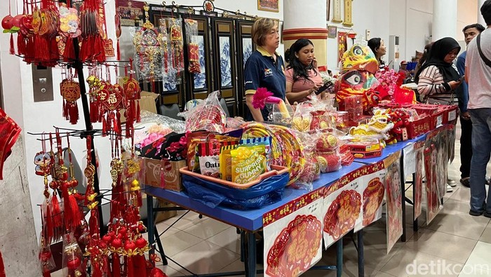 Berbagai pernak-pernik Imlek pada Pasar Malam Imlek 2025 di Kawasan Kelenteng di Kota Tua, Padang.