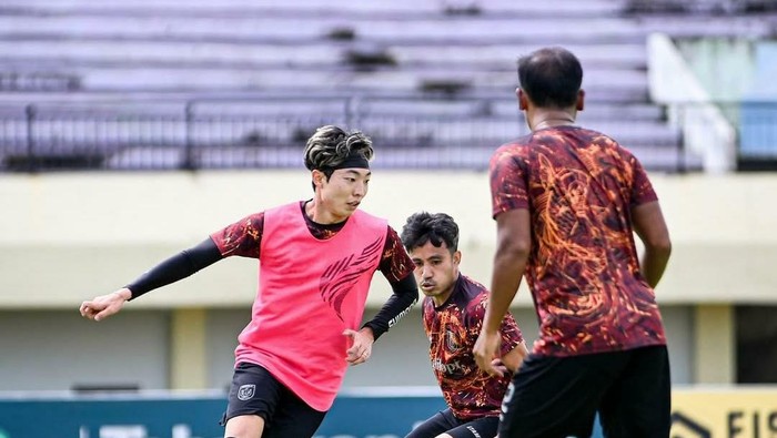 Para Persela Lamongan saat sesi latihan
