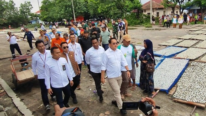 Pj Gubernur Jatim tinjau pesisir Pasuruan yang diterjang puting beliung