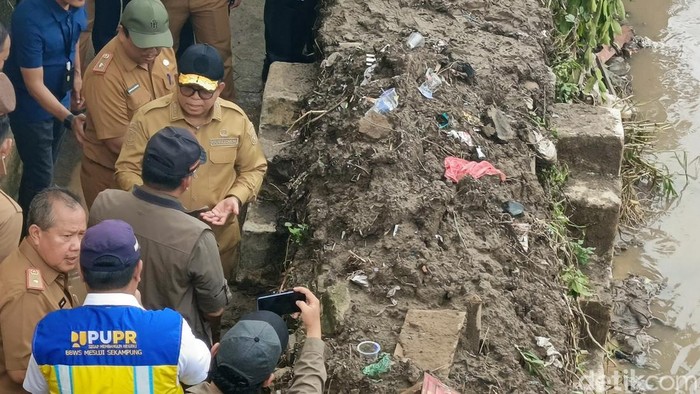 Pj Gubernur Lampung, Samsudin kala meninjau lokasi banjir di Kelurahan Pesawahan, Kecamatan Teluk Betung Selatan, Bandar Lampung