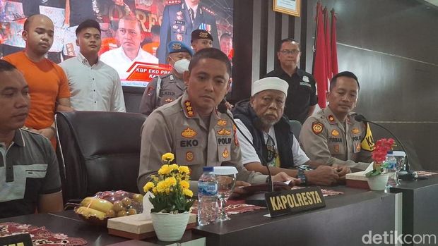 Polisi menghadirkan tersangka AMM, majikan yang tega membunuh sopir di Kota Bogor