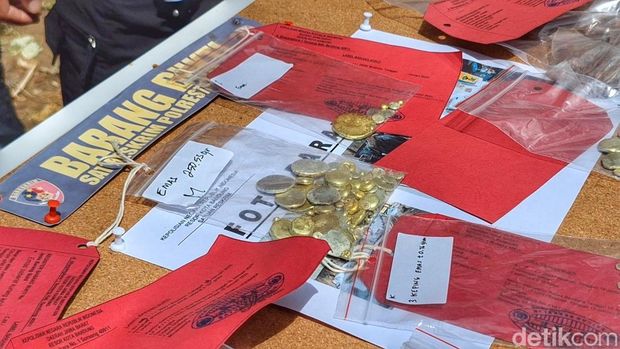 Polisi menunjukkan barang bukti tambang emas ilegal di Bandung