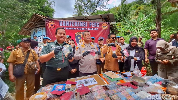 Polisi menunjukkan barang bukti tambang emas ilegal di Bandung