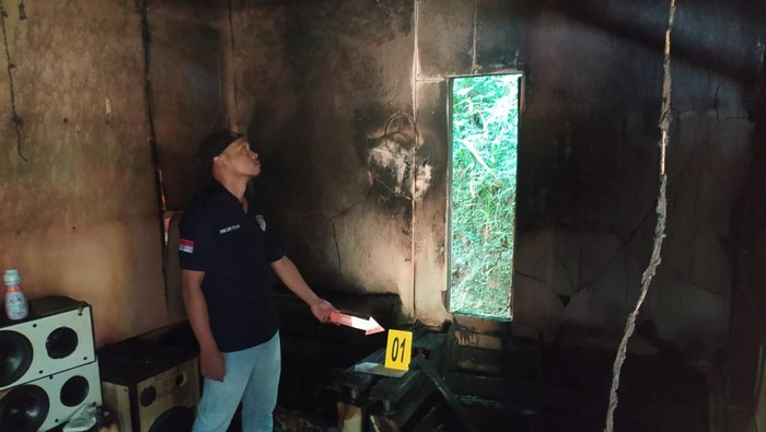 Polisi olah TKP di Rumah Korban yang terbakar Senin (20/1/25).