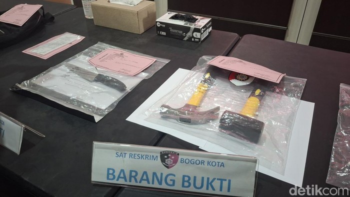 Polisi turut mengamankan barang bukti palu di kasus pembunuhan berencana yang dilakukan majikan Abraham Michael (26) terhadap Satpam rumahnya, Septian (37) di Jl Lawang Gintung, Kota Bogor. Foto: Sholihin/detikcom.