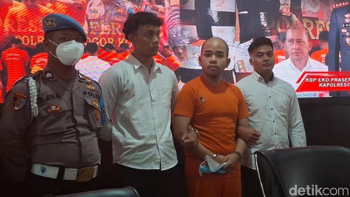 Polisi turut mengamankan barang bukti palu di kasus pembunuhan berencana yang dilakukan majikan Abraham Michael (26) terhadap Satpam rumahnya, Septian (37) di Jl Lawang Gintung, Kota Bogor. Foto: Sholihin/detikcom.