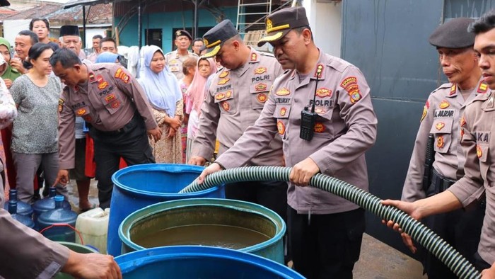 Polresta Bandar Lampung menyalurkan air bersih untuk warga terdampak banjir di Kecamatan Panjang.