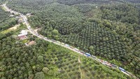 Ribuan kendaraan terjebak macet hingga 35 kilometer lebih akibat banjir yang melumpuhkan jalan nasional yang menghubungkan Jambi dengan Riau.