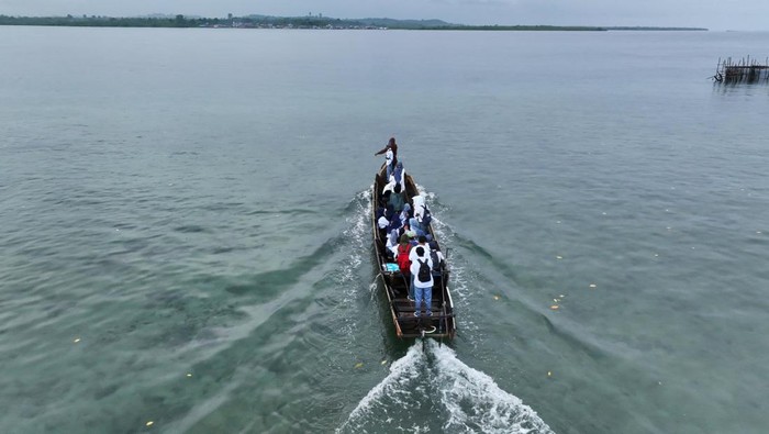 Sejumlah murid SD Negeri 1 Towea turun dari perahu di Desa Lakarama, Kecamatan Towea, Muna, Sulawesi Tenggara, Senin (20/1/2025). Puluhan siswa SD, SMP, dan Madrasah Aliyah swasta dari Desa Bangun Jaya dan Desa Kalokalo Kabupaten Konawe Selatan setiap hari mengarungi lautan sekitar dua mil laut dengan mengunakan perahu secara gratis untuk ke sekolah di pedalaman Pulau Mu