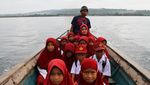 Potret Siswa SD Arungi Laut untuk Menimba Ilmu