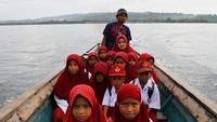 Mereka mengarungi lautan menggunakan perahu tanpa dipungut biaya alias gratis.  