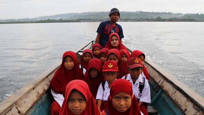 Sejumlah murid SD Negeri 1 Towea naik perahu menuju ke sekolah dari Desa Bangun Jaya Kabupaten Konawe Selatan menuju ke Desa Lakarama, Kecamatan Towea, Muna, Sulawesi Tenggara, Senin (20/1/2025). Puluhan siswa SD, SMP, dan Madrasah Aliyah swasta dari Desa Bangun Jaya dan Desa Kalokalo Kabupaten Konawe Selatan setiap hari mengarungi lautan sekitar dua mil laut dengan mengunakan perahu secara gratis untuk ke sekolah di pedalaman Pulau Muna. ANTARA FOTO/Jojon.