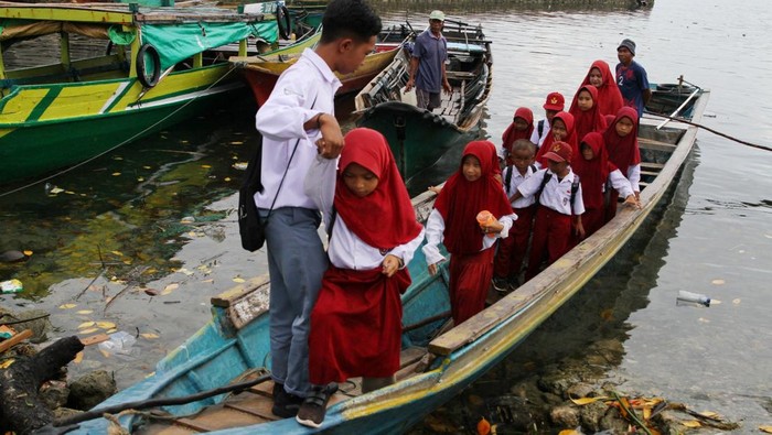 Sejumlah murid SD Negeri 1 Towea turun dari perahu di Desa Lakarama, Kecamatan Towea, Muna, Sulawesi Tenggara, Senin (20/1/2025). Puluhan siswa SD, SMP, dan Madrasah Aliyah swasta dari Desa Bangun Jaya dan Desa Kalokalo Kabupaten Konawe Selatan setiap hari mengarungi lautan sekitar dua mil laut dengan mengunakan perahu secara gratis untuk ke sekolah di pedalaman Pulau Mu