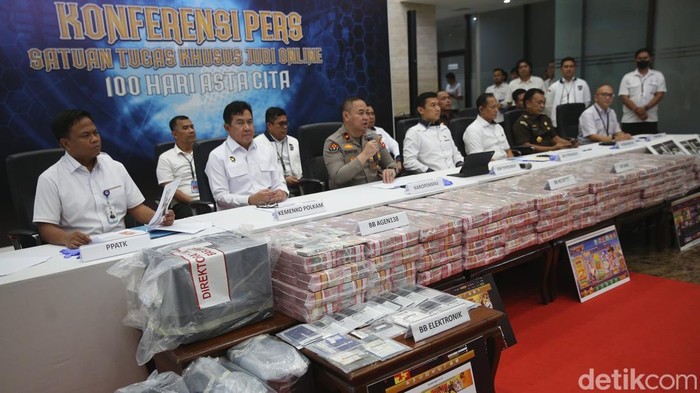 Direktur Tindak Pidana Siber Bareskrim Polri Brigjen Himawan Bayu Aji (ketiga kanan) bersama Kepala Biro Penerangan Masyarakat (Karopenmas) Divisi Humas Polri Brigjen Pol Trunoyudo Wisnu Andiko (ketiga kiri) serta jajarannya menunjukkan barang bukti hasil pengungkapan kasus judi daring di Bareskrim Polri, Jakarta, Senin (20/1/2025). Direktorat Tindak Pidana Cyber Bareskrim Polri mengungkap kasus judi daring dari tiga situs web H5 GF777, RGO Casino, dan Agen 138 yang beroperasi secara nasional dan internasional serta menetapkan 11 tersangka dan mengamankan barang bukti uang sekitar Rp61 miliar.
