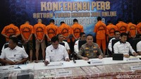 Selain mengamankan barang bukti, 11 orang ditetapkan sebagai tersangka.