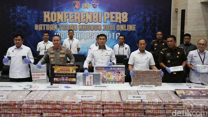 Potret Uang Rp 61 Miliar yang Diamankan Bareskrim dari 3 Situs Judi Online Direktur Tindak Pidana Siber Bareskrim Polri Brigjen Himawan Bayu Aji (ketiga kanan) bersama Kepala Biro Penerangan Masyarakat (Karopenmas) Divisi Humas Polri Brigjen Pol Trunoyudo Wisnu Andiko (ketiga kiri) serta jajarannya menunjukkan barang bukti hasil pengungkapan kasus judi daring di Bareskrim Polri, Jakarta, Senin (20/1/2025). Direktorat Tindak Pidana Cyber Bareskrim Polri mengungkap kasus judi daring dari tiga situs web H5 GF777, RGO Casino, dan Agen 138 yang beroperasi secara nasional dan internasional serta menetapkan 11 tersangka dan mengamankan barang bukti uang sekitar Rp61 miliar.