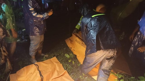 Proses evakuasi korban longsor di Desa Pikat, Kecamatan Dawan, Klungkung, Bali, Minggu (19/1/2025) malam.