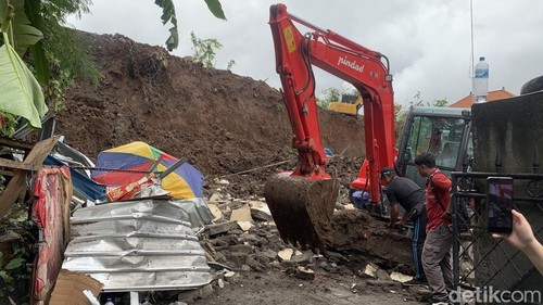 Proses evakuasi korban longsor di Jalan Ken Dedes, Ubung Kaja, Denpasar, Bali, Senin (20/1/2025). (Foto: Rizki Setyo/detikBali)